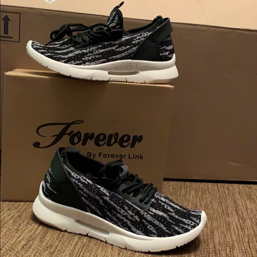 Fly knit breathable Sneakers in black and white